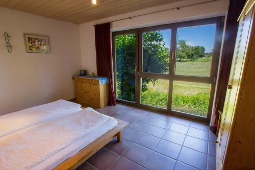 Schlafzimmer im Erdgeschoss mit Blick ins Grüne