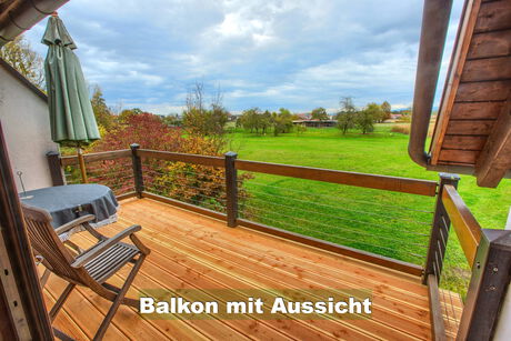 Balkon mit Blick über Wiesen und Felder am Ferienhaus Im Birkenweg