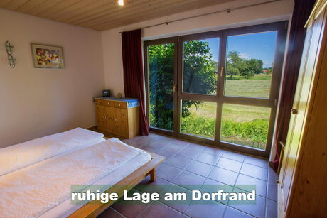 Schlafzimmer mit Blick ins Grüne im Ferienhaus Im Birkenweg